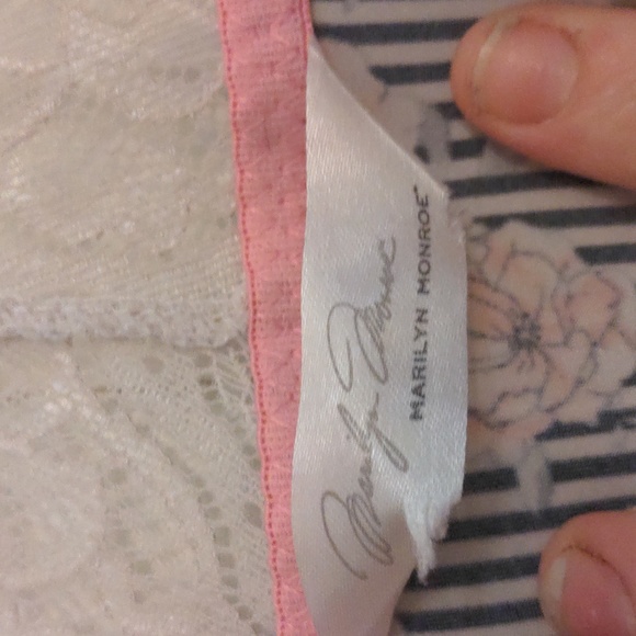 // DONATED 💙 2/$7 Marilyn Monroe cami short stripped pajama set size L - Picture 5 of 12